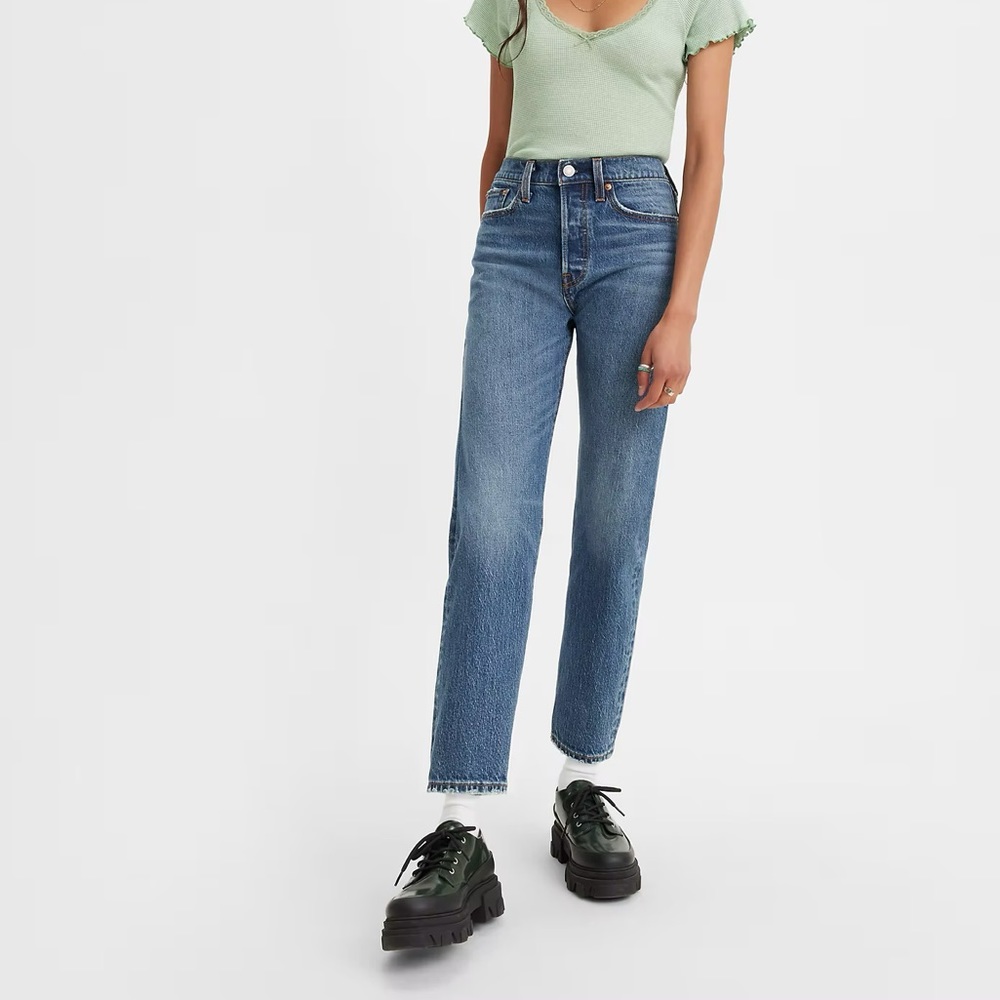 Levi’s Wedgie Straight Medium Wash Size 28